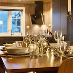 Villa Budor: Jacuzzi Elbillader 4 Soverom Terrasse Skogsutsikt * Nordset